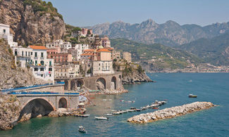 Atrani, romantico presepe affacciato sul mare