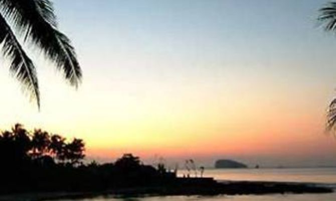 Bali  tramonto  tra le palme