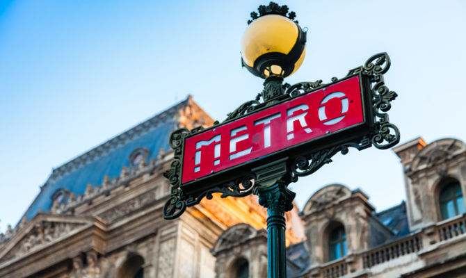 Insegna della metro a Parigi