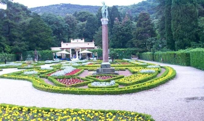 trieste castello miramare giardino siepi fiori