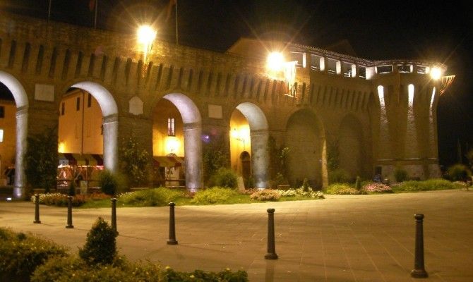 forlimpopoli castello rocca piazza archi sera