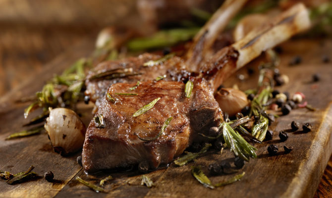 costolette di agnello cotto con aglio, olio e rosmarino<br>