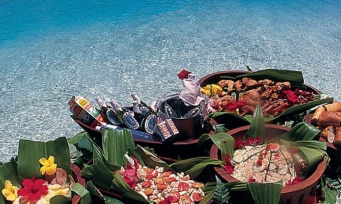 Tahiti barca fiori e frutti
