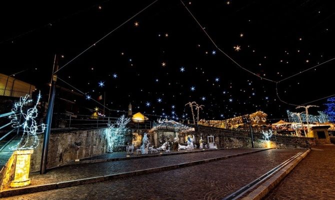 Illuminazione Di Natale.Varese Leggiuno Si Illumina Con 500mila Luci Di Natale