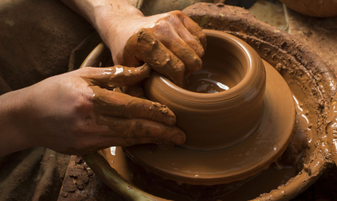 vaso tornio vasaio argilla vaso ceramica terracotta mani artigiano