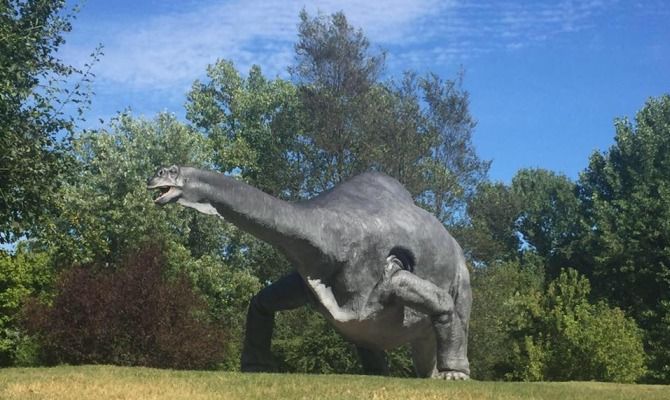 dinosauro bosco preistoria parco della preistoria lombardia 