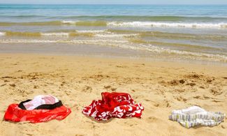 Costumi lasciati sulla spiaggia