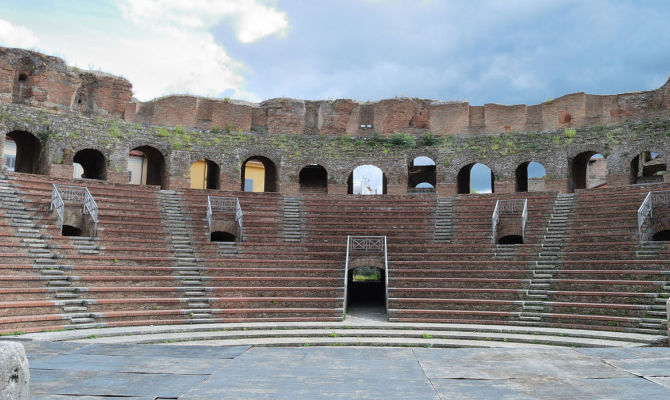 Palco e gradinata del teatro romano