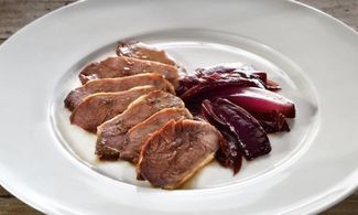 A Fidenza per i guancialetti di maiale con cipolle rosse caramellate 
