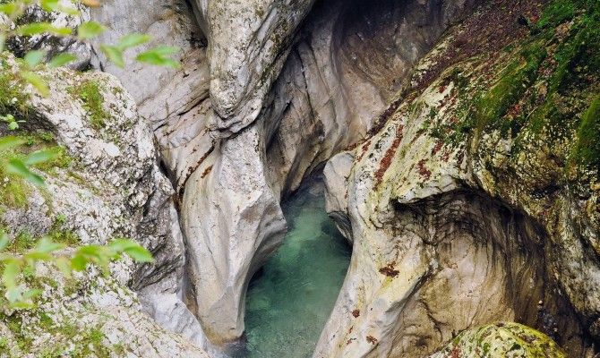 canyonfiume acqua trasparente rocce strapiombo dall'alto