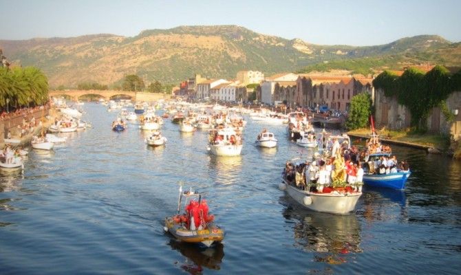 Bosa barche lungo il fiume Temo