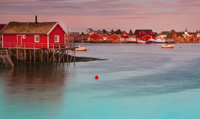 Lofoten  una rorbuer: tipica casa rossa in legno dei pescatori