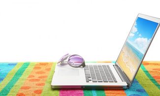 Laptop su telo da spiaggia