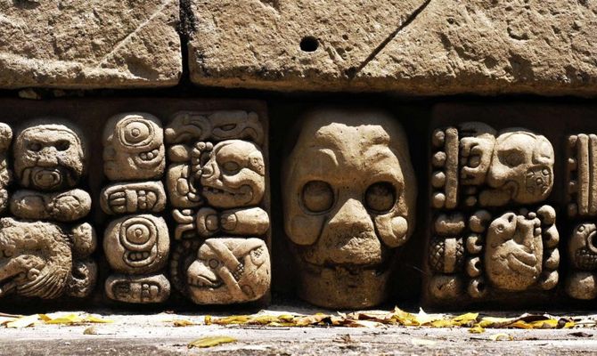 Rovine Maya sculture nella roccia
