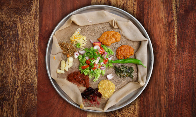 piatto eritreo servito su pane enjera