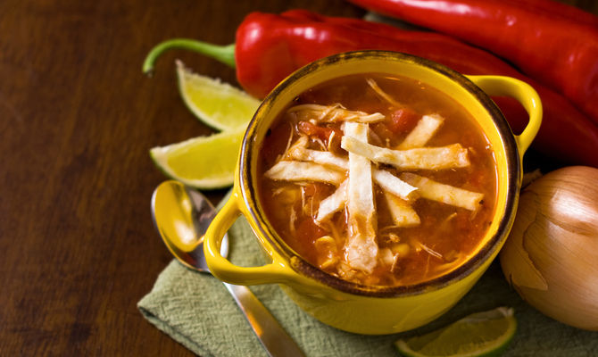 zuppa messicana a base di verdure e tortillas