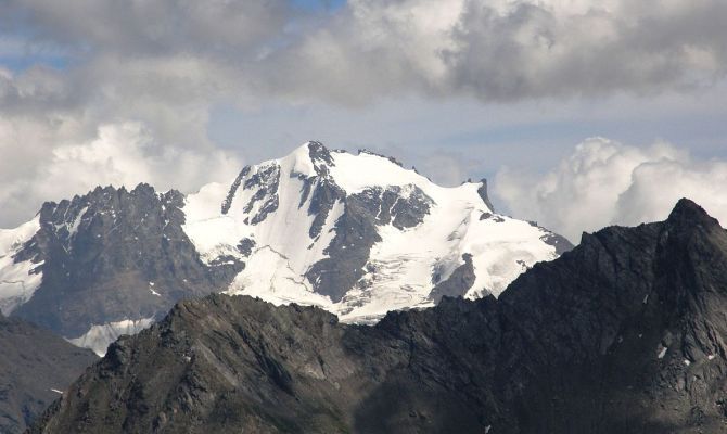 gran paradiso massiccio montagna neve cime rocce nuvole