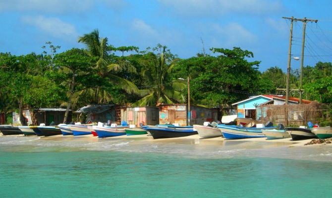 Spiaggia con barche a Corn Island Nicaragua