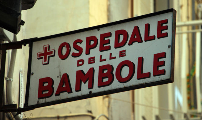 Insegna Ospedale delle Bambole