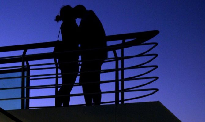 Coppia che si bacia su una nave