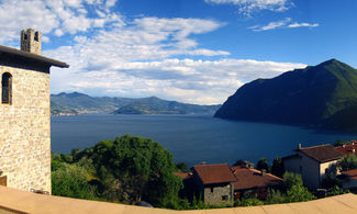 Lombardia, a Riva di Solto si dorme in un castello sul lago