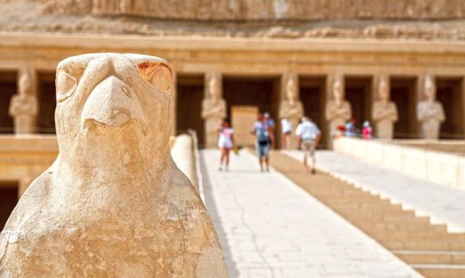 Luxor tempio della regina Hatshepsut statua del dio Horus
