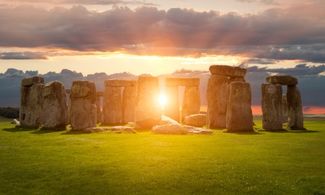 Stonehenge, il Solstizio d'Estate e la Luna di Fragola