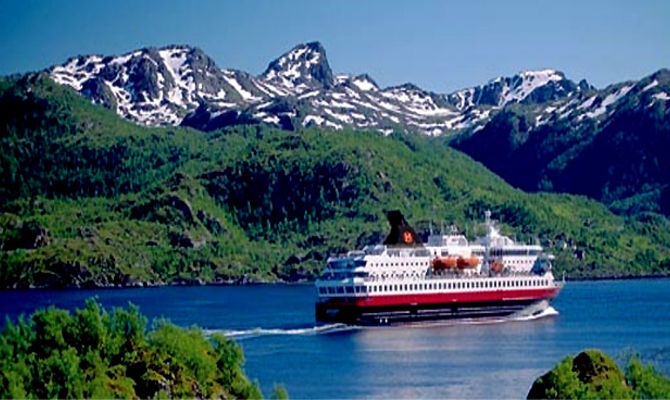 Il postale dei fiordi Hurtigruten tra i fiordi della Norvegia