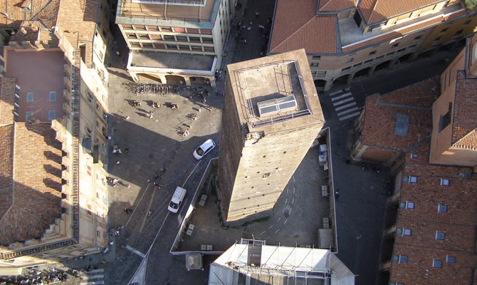 La Torre Garisenda vista dalla cima della Torre degli Asinelli | Foto: Route66