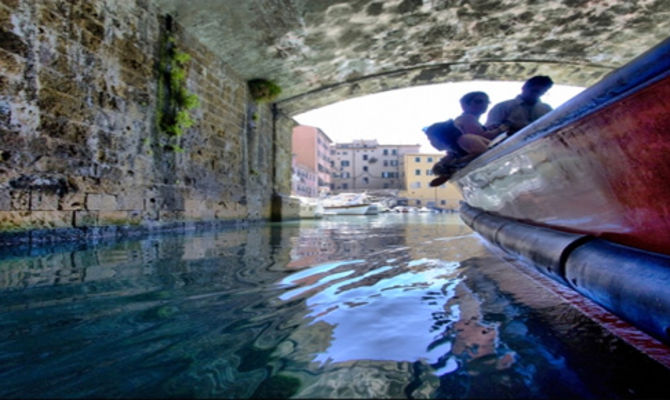 In battello tra i canali di Livorno