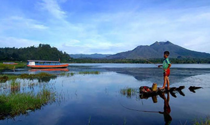 Indonesia, ragazzo che pesca