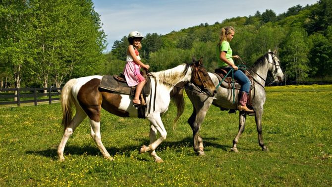 Bambine a cavallo