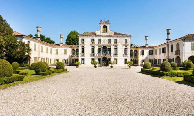 Facciata della villa con giardino