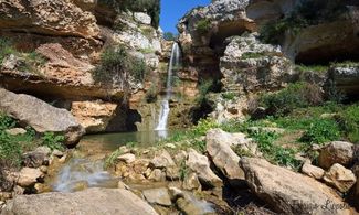 Grottaglie, a passeggio tra cascate e grotte rupestri