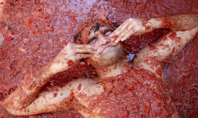 Spagna: a  BuÃ±ol la battaglia dei pomodori