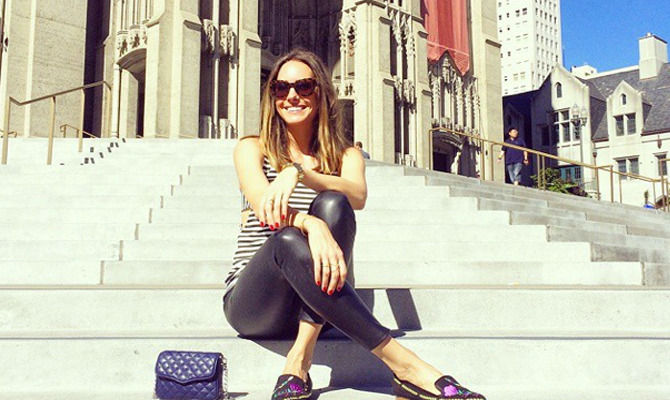 Louise Roe sulle scale della Grace Cathedral, San Francisco<br>