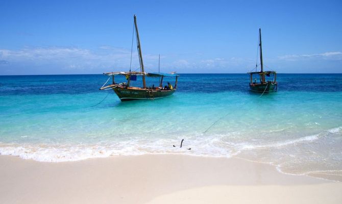 Africa mare azzurro di una laguna con barca