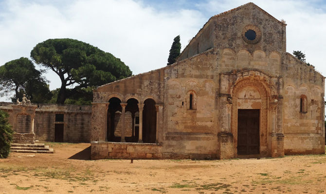 Facciata e piazzale dell'abbazia<br>