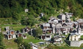 Metti un picnic nel borgo fantasma di Savogno in Valchiavenna