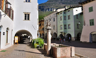 Egna, romantiche atmosfere sotto i portici altoatesini