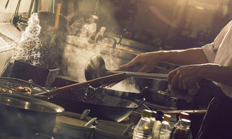 lavoro di chef in cucina, pentole, fornelli