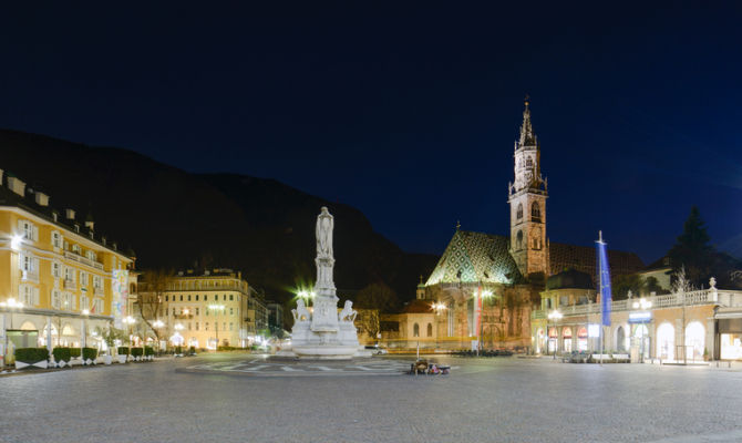 Veduta notturna di Bolzano