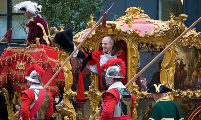 Londra, l'ex sindaco John Stuttard durante il corteo