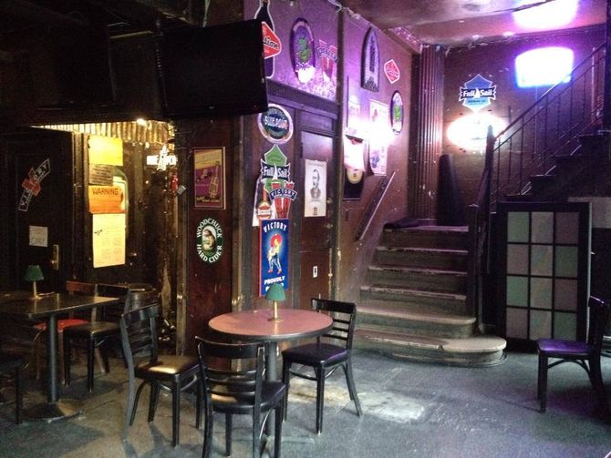 7B Horseshoe Bar aka Vazacs