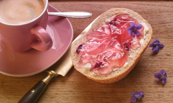 fetta di pane con marmellata e tazza di latte