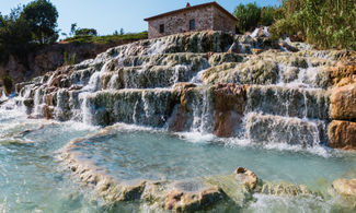 Saturnia, bagni termali gratis alle Cascate del Mulino