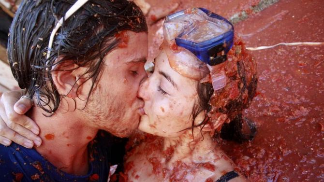 Tomatina Spagna bacio