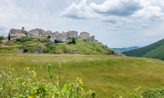 Marche, le particolarità del borgo di Elcito