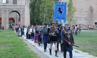 Parma, l'antica Corsa dello Scarlatto nel Palio