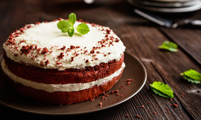 torta tipica Usa dal colore rosso, cacao, crema